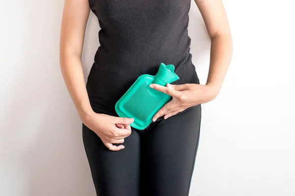 Mujer Sosteniendo Bolsa Agua Caliente Verde Botella Dolor Estómago Acostado — Foto de Stock