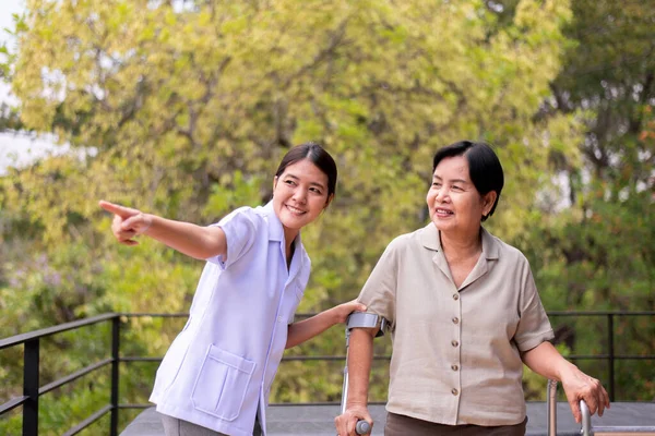 Fisioterapeuta Cuidar Mujer Mayor Mano Sosteniendo Muleta Tratando Caminar Concepto — Foto de Stock