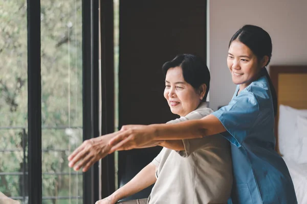 Entrenamiento Fisioterapeuta Con Paciente Anciana Casa Concepto Fisioterapia —  Fotos de Stock