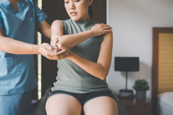 Fisioterapeuta Hombre Haciendo Tratamiento Paciente Mujer Casa Concepto Fisioterapia —  Fotos de Stock