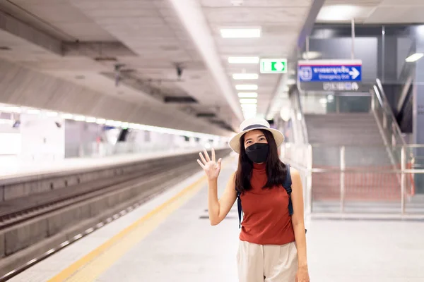 Mulher Viajante Feliz Esperando Trem Estação Trem Viagens Férias Conceito — Fotografia de Stock