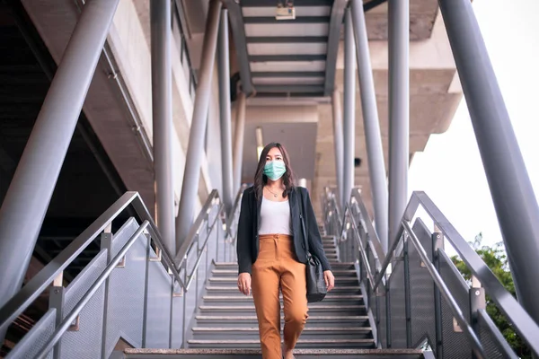 Ásia Mulher Passageiro Andando Escada Estação Trem Conceito Seguro Transporte — Fotografia de Stock