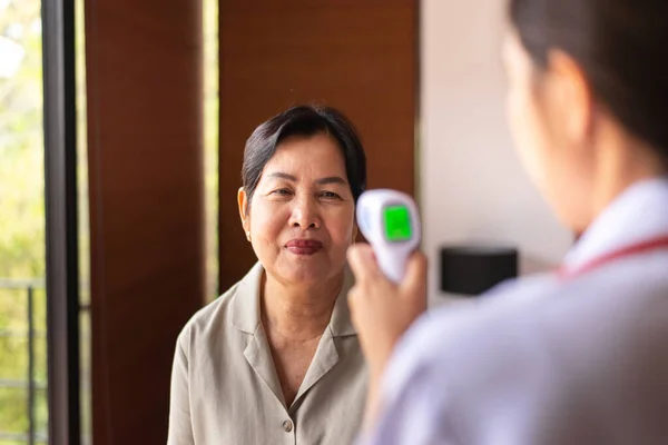 Arzt Überprüft Temperatur Mit Thermometer Erwachsene Frauen Mittleren Alters Hausärztlicher — Stockfoto