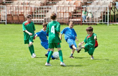 Çocuklar Futbol Oynuyor