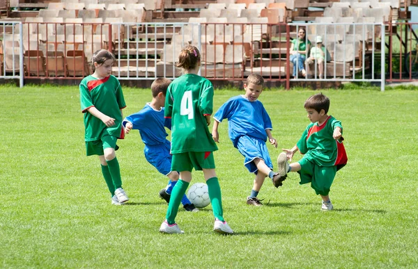 Дети играют в футбол — стоковое фото