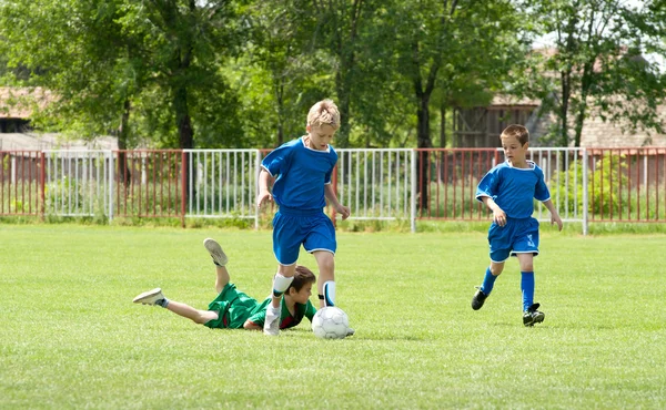 Pojkar sparkar boll — Stockfoto