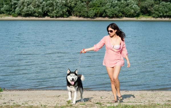 Menina e cão — Fotografia de Stock