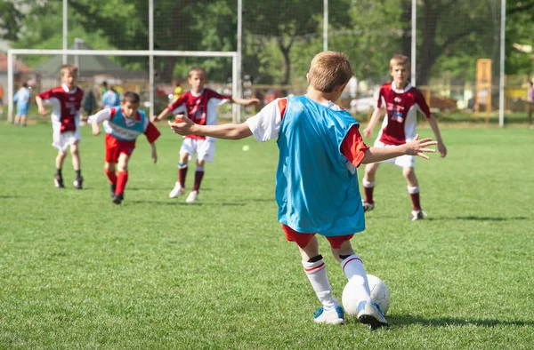 Malý chlapec hrát fotbal — Stock fotografie