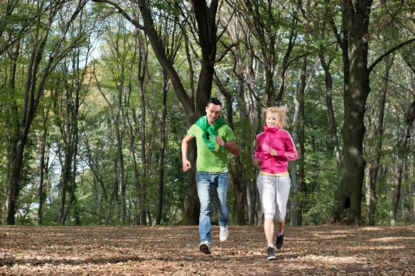 Jong koppel joggen — Stockfoto