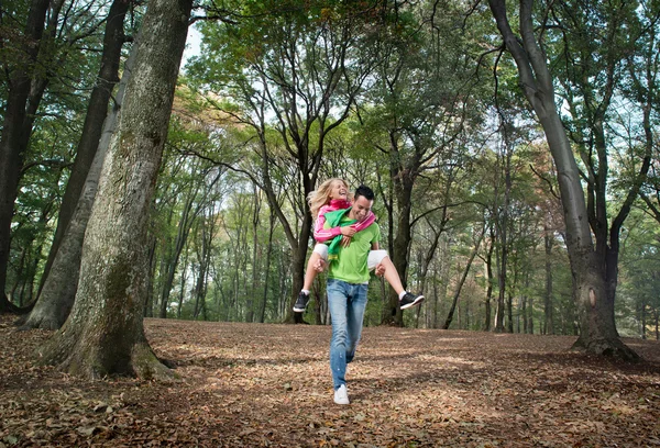 Jong koppel joggen — Stockfoto