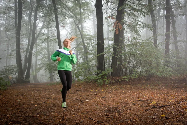 Meisje joggen — Stockfoto