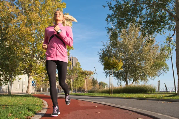 Girl running on the road in the city — Stock Photo, Image