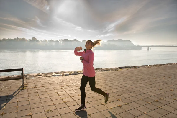 Mädchen beim Joggen — Stockfoto