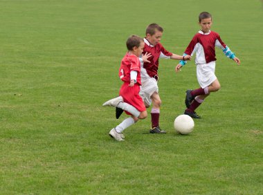 Çocuklar Futbol Oynuyor