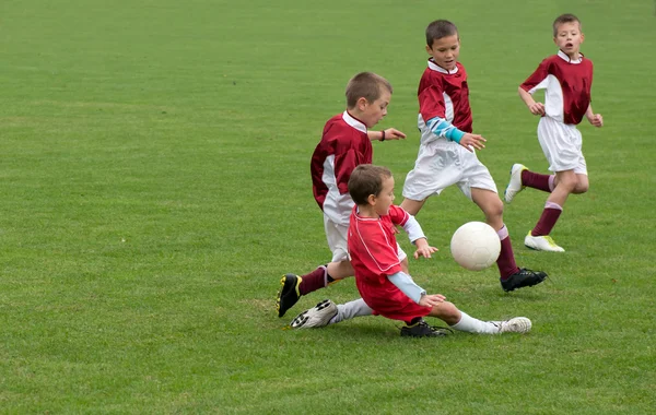 Niños jugando al fútbol —  Fotos de Stock