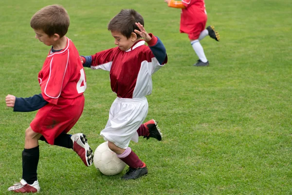 Barn som spelar fotboll — Stockfoto