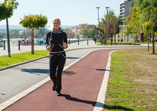 Mädchen läuft auf der Straße in der Stadt — Stockfoto