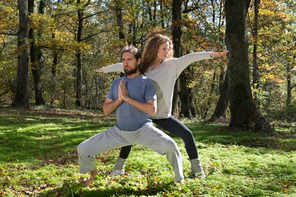 Девушка и мужчина занимаются йогой медитацией — стоковое фото