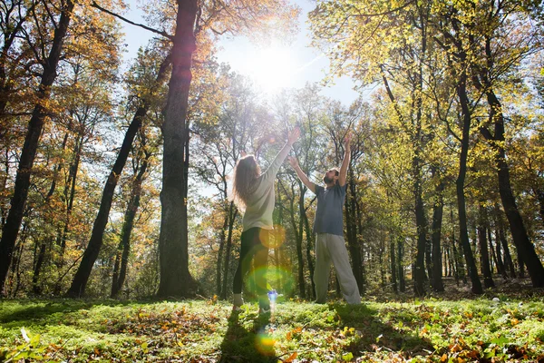 Dívka a muž dělá jóga meditace — Stock fotografie