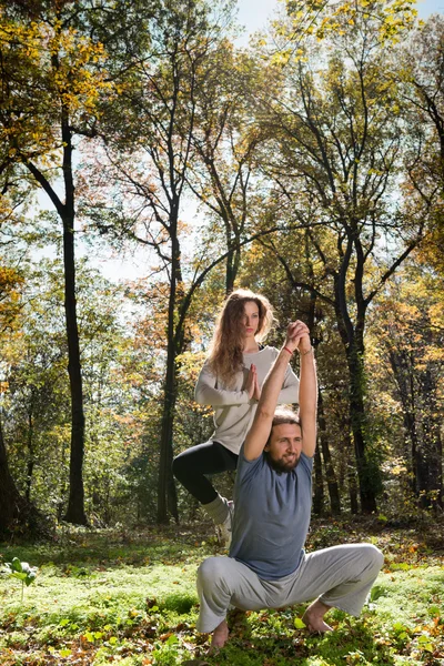 Chica y hombre haciendo yoga —  Fotos de Stock