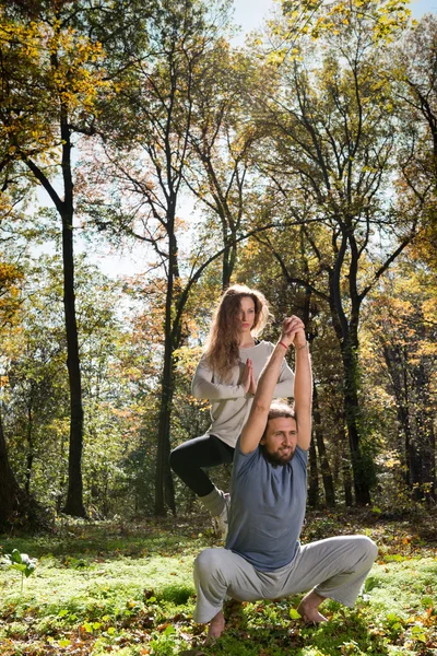 Ragazza e uomo che fanno yoga — Foto Stock