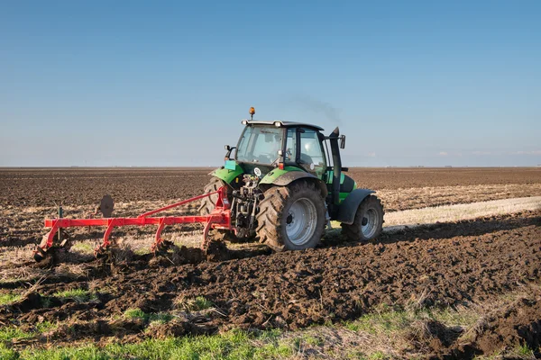 Traktor plöjer i höst — Stockfoto