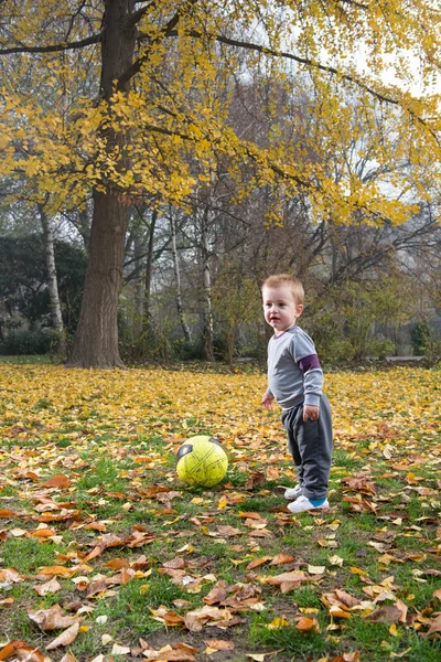 Chłopiec do gry w piłkę — Zdjęcie stockowe