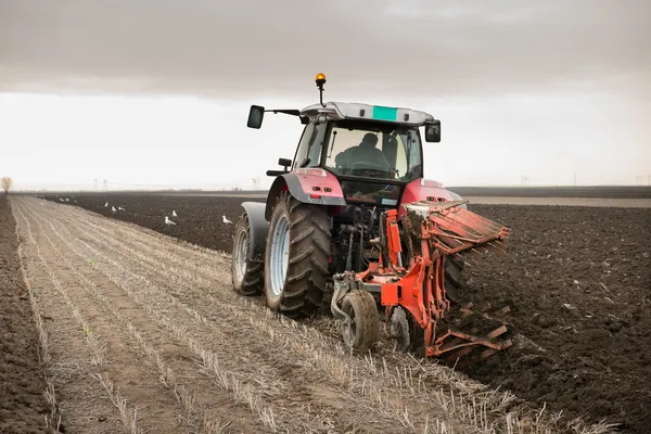 Traktor plöjer — Stockfoto