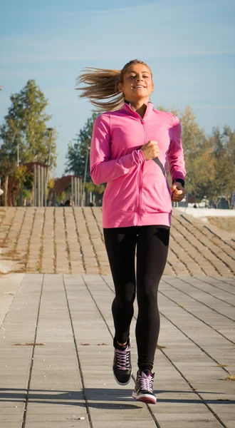 Junges Mädchen beim Joggen — Stockfoto