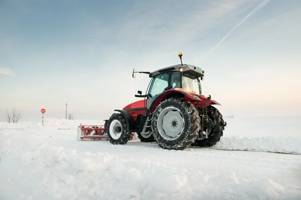 Trekker schoonmaak sneeuw — Stockfoto