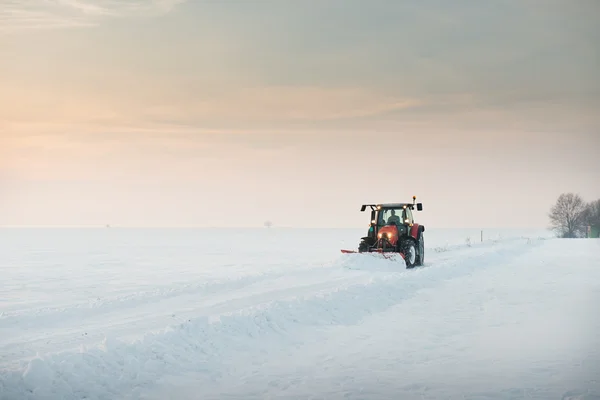 トラクター クリーニング雪 — ストック写真