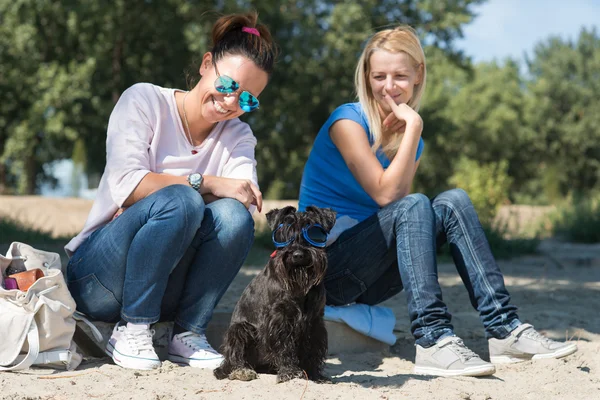 Duas meninas com cão — Fotografia de Stock