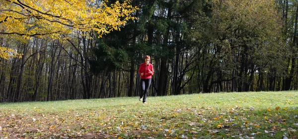慢跑的妇女 — 图库照片