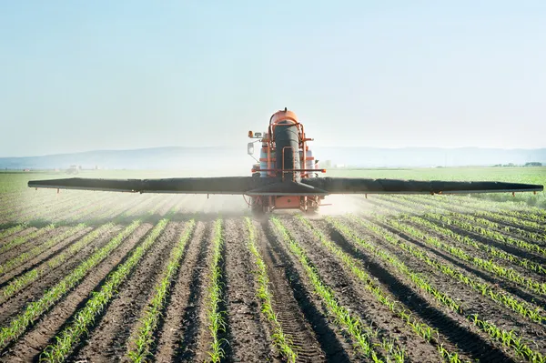 Tractor fertilizes crops — Stock Photo, Image