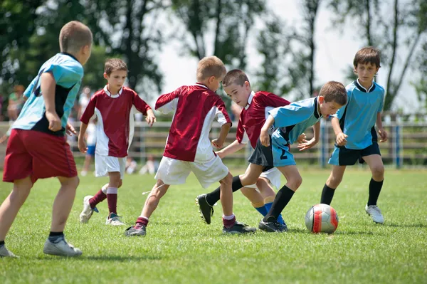 Niños jugando fútbol — Foto de Stock