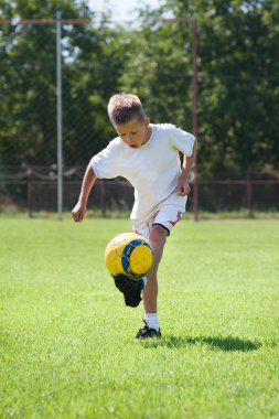 çocuğun futbol tekme