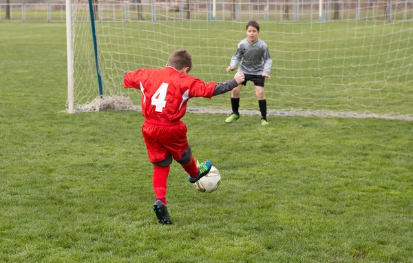 Little Boy Tiroteio em Goal — Fotografia de Stock