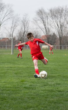 çocuğun futbol tekme