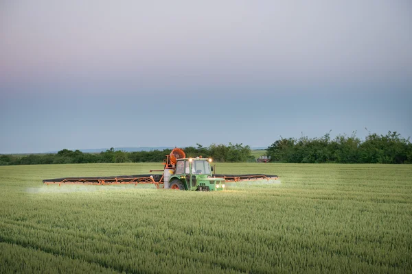 Pulverización de tractores en el campo — Foto de Stock