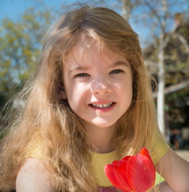 Çiçekli küçük kız