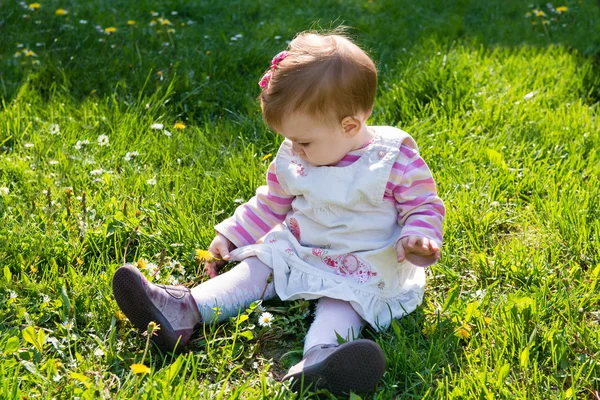 Bebê sentado — Fotografia de Stock