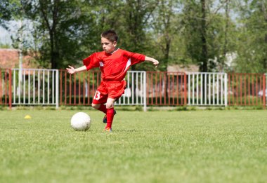 küçük çocuk futbol oynamak