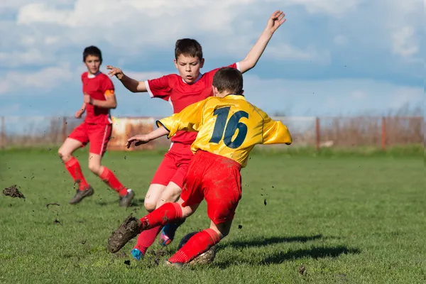 Ragazzi che calciano a calcio — Foto Stock