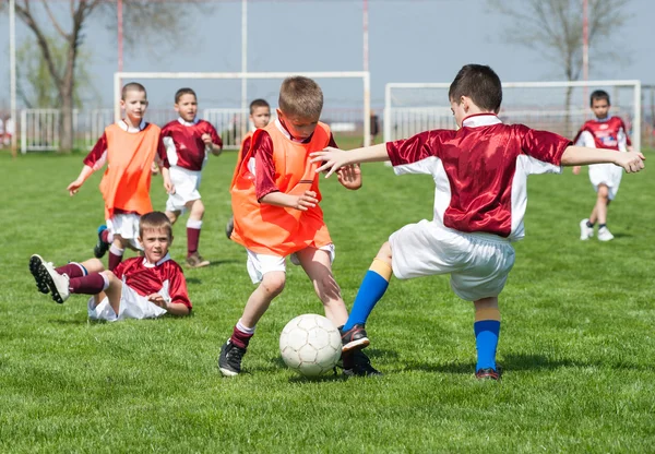 Enfants jouant au football Photo De Stock