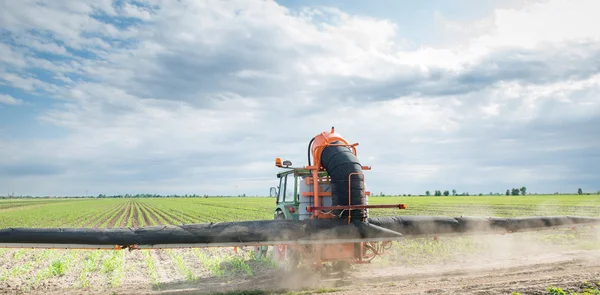 Pulverização do tractor — Fotografia de Stock