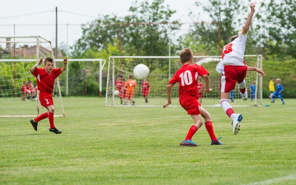 Les garçons donnent des coups de pied au football — Photo