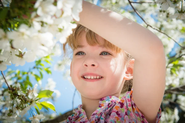 Dziewczynka z kwiatami — Zdjęcie stockowe