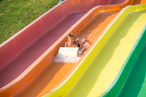 Menino no aquapark — Fotografia de Stock