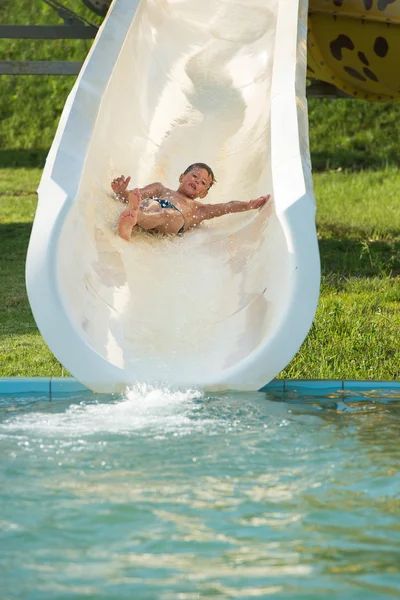 Menino no aquapark — Fotografia de Stock