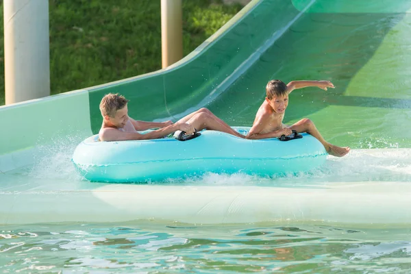 Pojkar i aquapark — Stockfoto